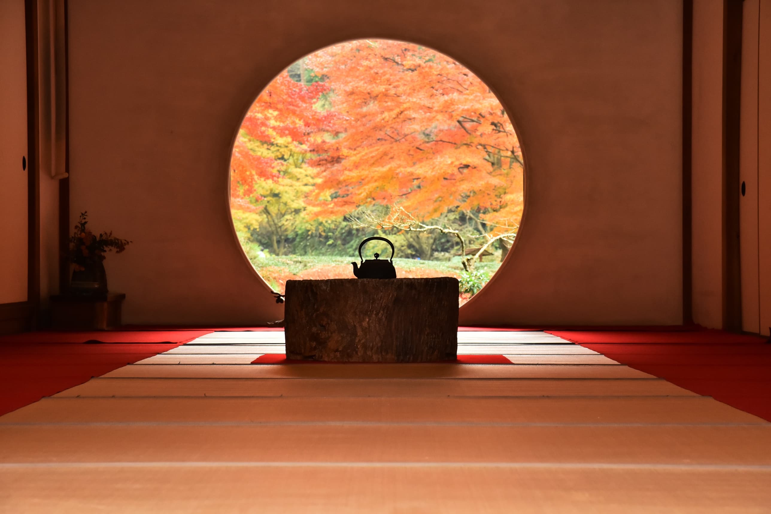 北鎌倉の紅葉ガイド — 見頃と明月院「悟りの窓」
